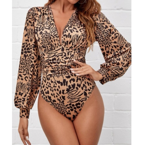 Leopard print plunging neckline lantern sleeve blouse